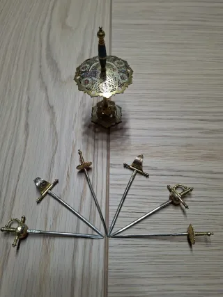 Juego de seis pinchos de espada dorados