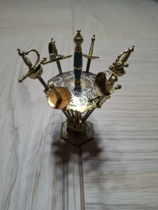 Juego de seis pinchos de espada dorados