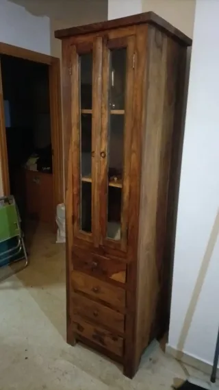 Mueble de madera con vitrina y cajones