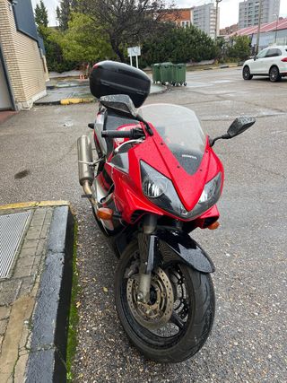 Honda CBR 600 F Roja y Plateada.