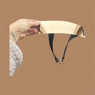 Cintura elastica con targa dorata