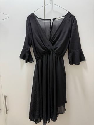 Vestito nero elegante con maniche a campana