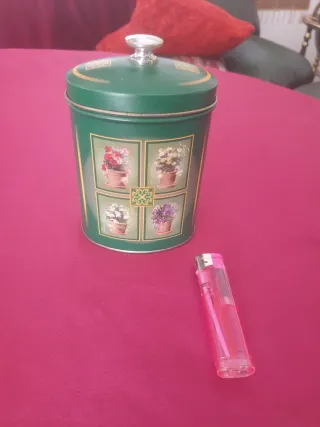 Caja de metal decorada con flores