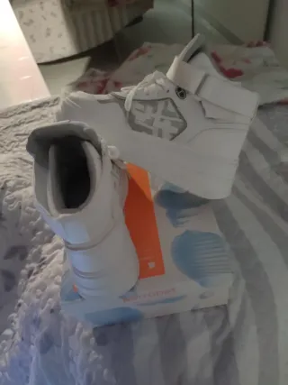 Deportivas plateadas y blancas