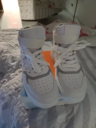 Deportivas plateadas y blancas