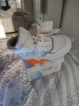 Deportivas plateadas y blancas