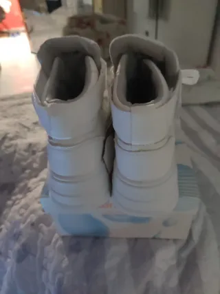 Deportivas plateadas y blancas