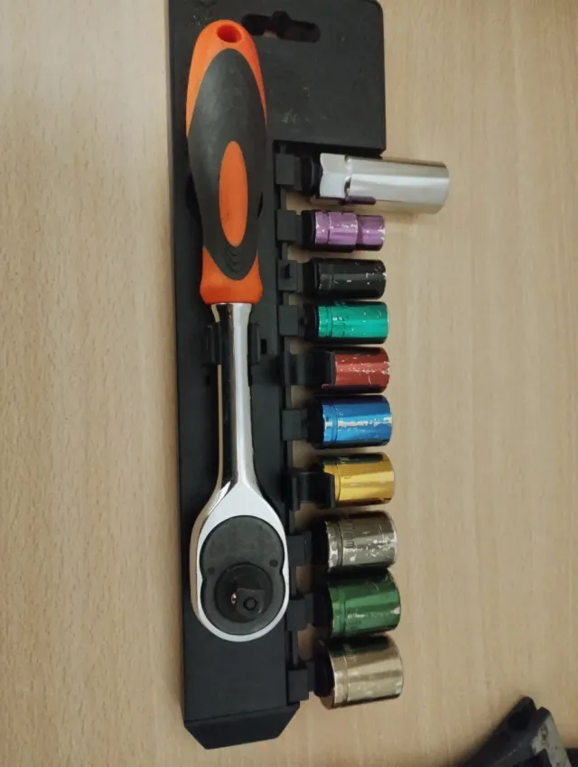 Juego de llaves de vaso , martillo y llave inglesa