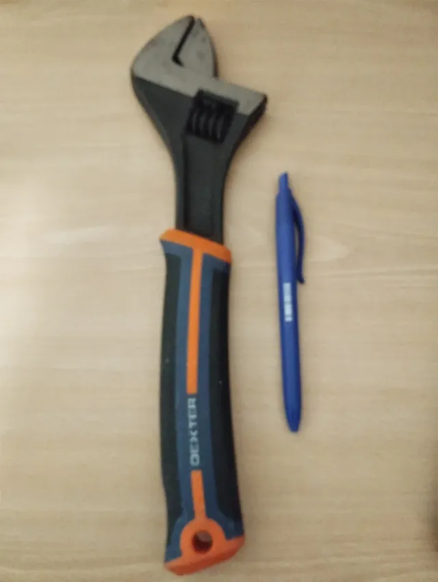 Juego de llaves de vaso , martillo y llave inglesa