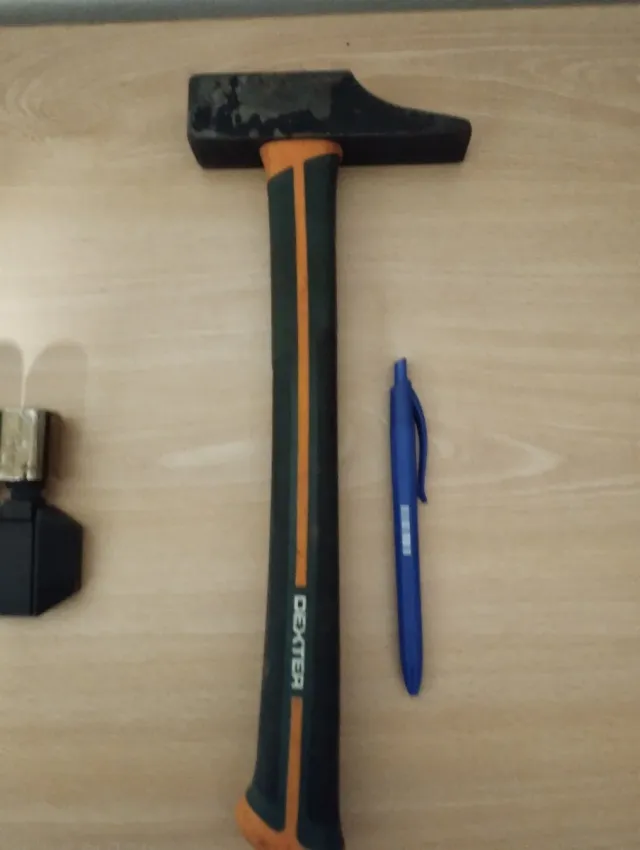 Juego de llaves de vaso , martillo y llave inglesa