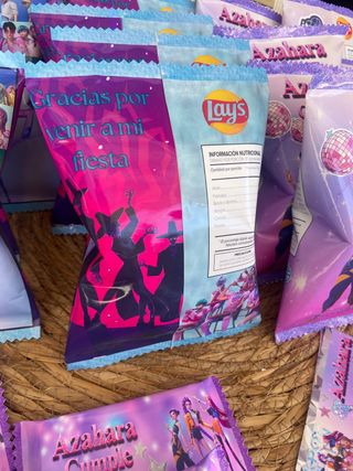 mesa de chuches personalizada para cumpleaños