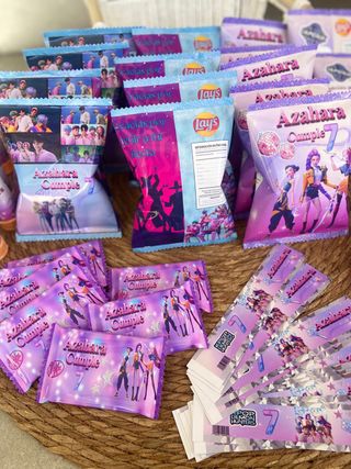 mesa de chuches personalizada para cumpleaños