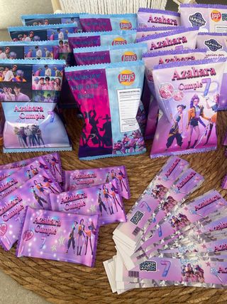 mesa de chuches personalizada para cumpleaños