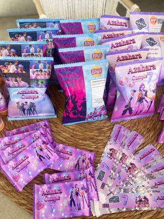 mesa de chuches personalizada para cumpleaños