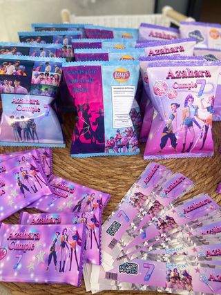 mesa de chuches personalizada para cumpleaños