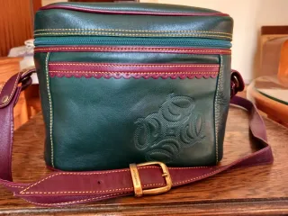 Bolso de piel verde y burdeos