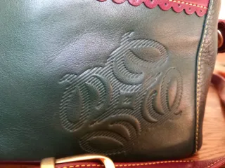 Bolso de piel verde y burdeos