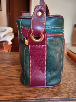 Bolso de piel verde y burdeos