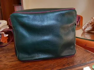 Bolso de piel verde y burdeos