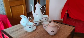 Juego de café de porcelana con detalles dorados