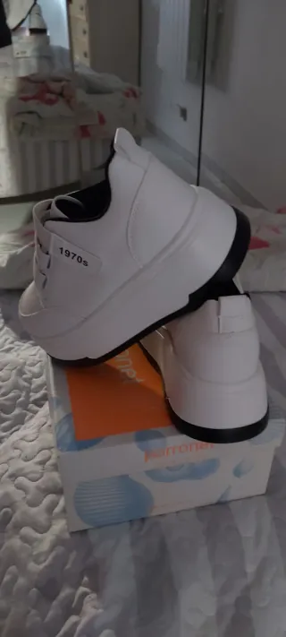 Deportivas blancas con velcro