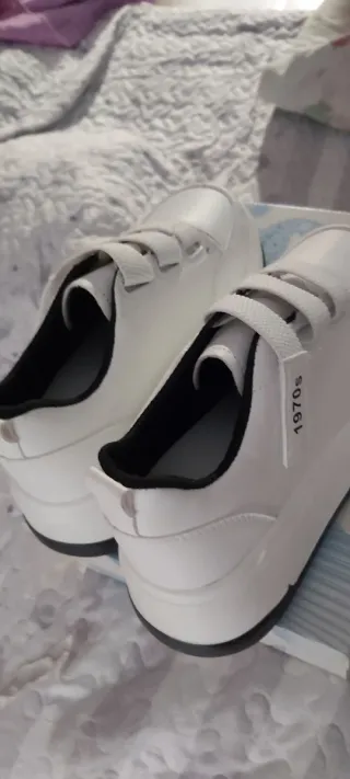 Deportivas blancas con velcro