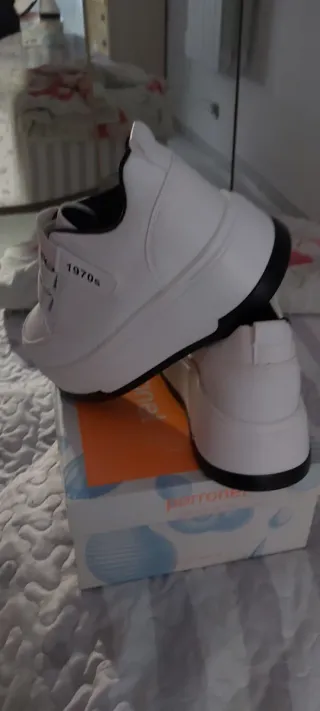 Deportivas blancas con velcro