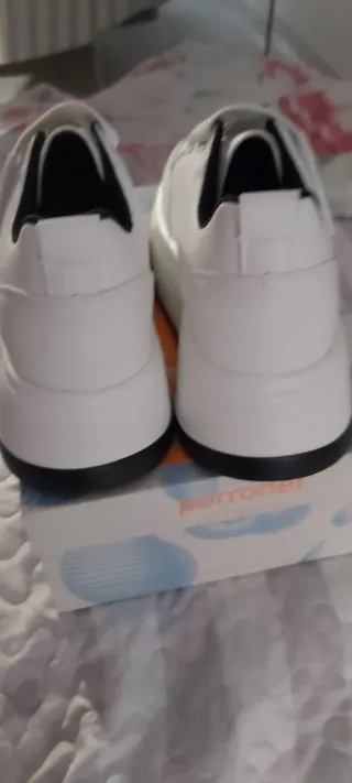 Deportivas blancas con velcro