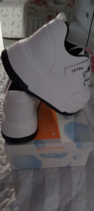 Deportivas blancas con velcro