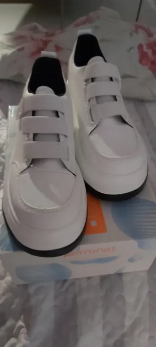 Deportivas blancas con velcro