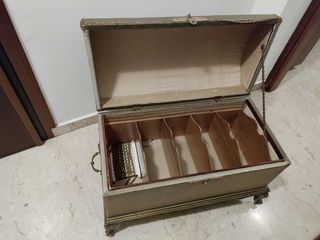 Tavolino stile veneziano abbinato a baule