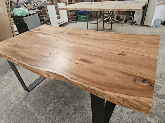 Tavolo da pranzo in legno e metallo