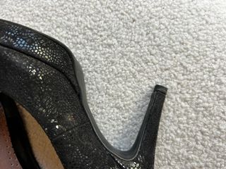 Tacones negros con detalles dorados