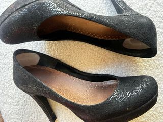 Tacones negros con detalles dorados