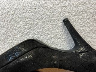 Tacones negros con detalles dorados