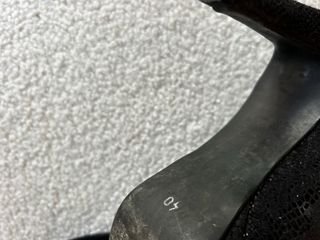 Tacones negros con detalles dorados