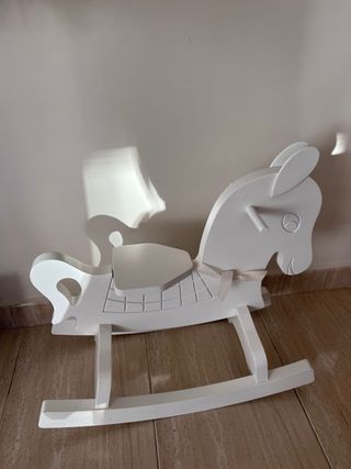 Caballo balancín de madera blanco