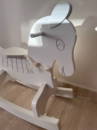 Caballo balancín de madera blanco