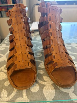 Sandalias de tacón de cuero marrón