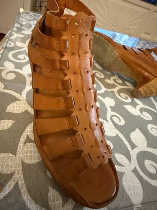 Sandalias de tacón de cuero marrón