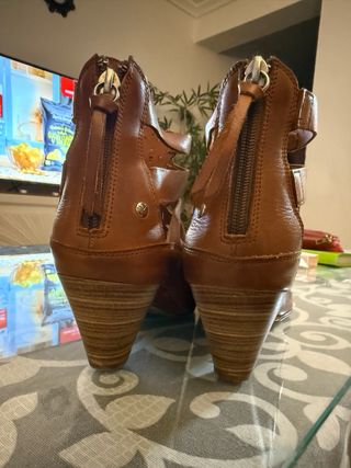 Sandalias de tacón de cuero marrón