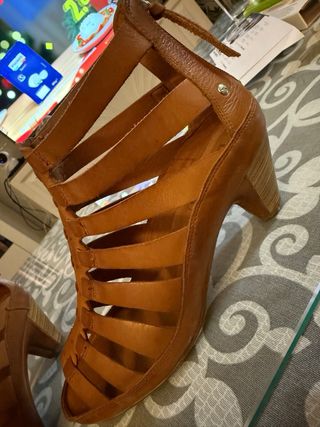 Sandalias de tacón de cuero marrón