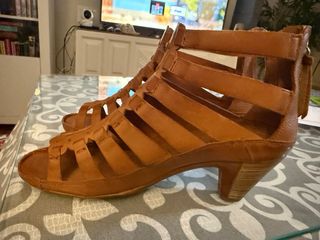 Sandalias de tacón de cuero marrón