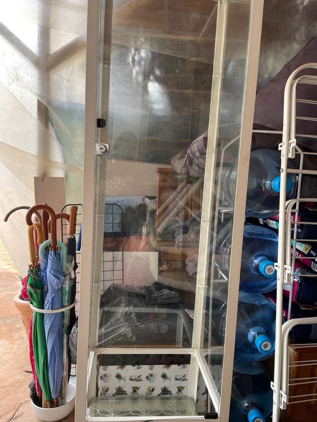 Vitrina de cristal y metal