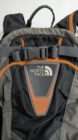 Mochila The North Face 20L Negra y Naranja