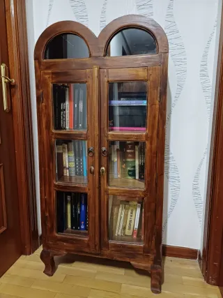 Vitrina de madera y cristal