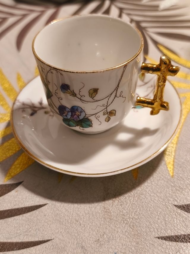 Antico set tazza e piattino in porcellana con fiori