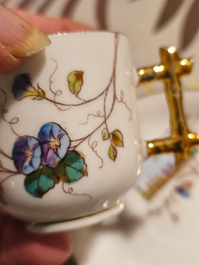 Antico set tazza e piattino in porcellana con fiori