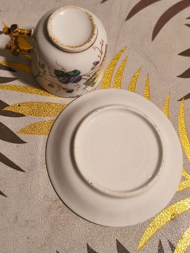 Antico set tazza e piattino in porcellana con fiori