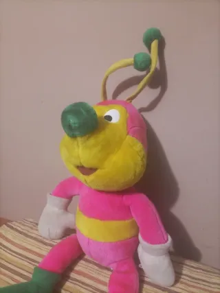 Peluche de oruga rosa y amarilla